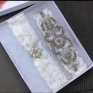 Garter belt white with gems and pearls